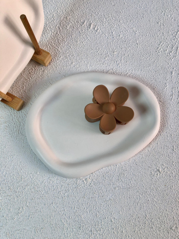 بکگراند بتنی دفرمه با لبه پفکی برای عکاسی محصول