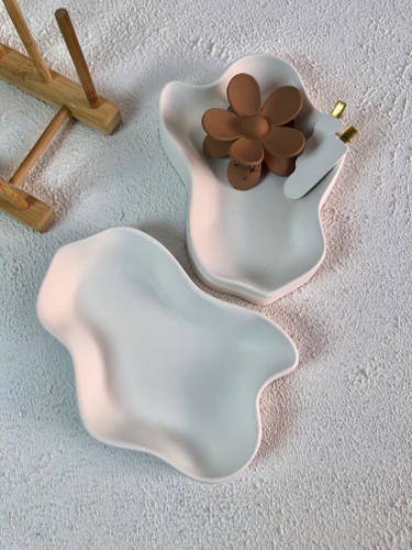 ظرف دکوراتیو بتنی دفرمه لبهدار مناسب عکاسی