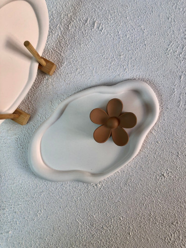 ظرف بتنی با طراحی دفرمه و لبههای برجسته