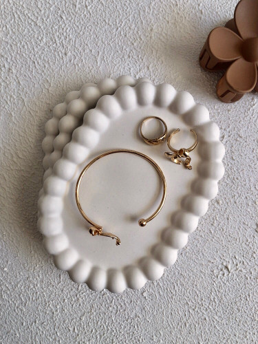 بکگراند بتنی برای عکسبرداری محصولات دستساز و جواهرات