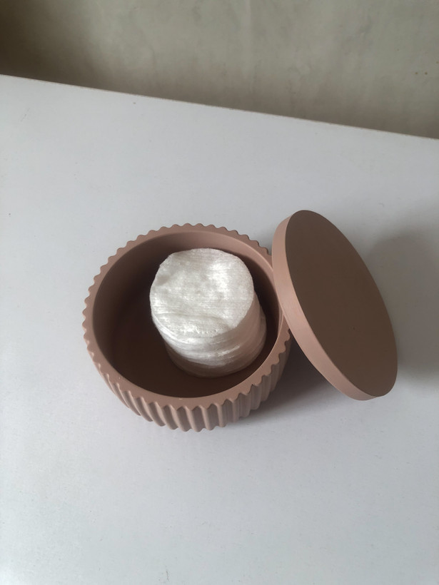 اکسسوری بتنی مدرن برای نظمدهی میز آرایش