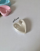 پایه دکوراتیو بتنی دفرمه با ظاهری خاص مناسب عکاسی حرفهای