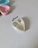 ست آرایشی بتنی سفید و طوسی با طراحی مدرن