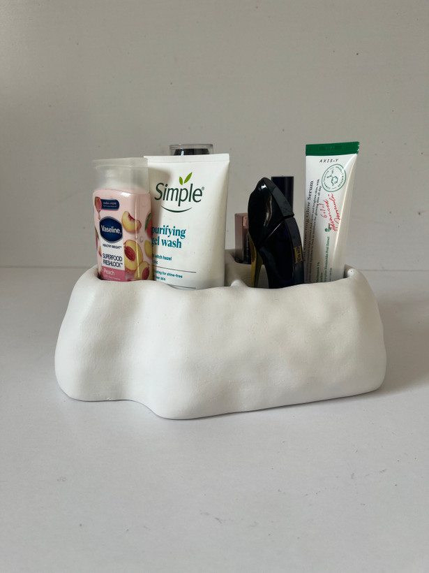 شلف بتنی مدرن برای نگهداری محصولات پوستی