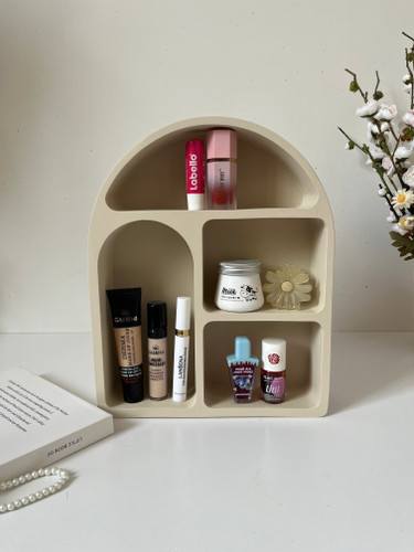 شلف بتنی چهارطبقه ایستاده